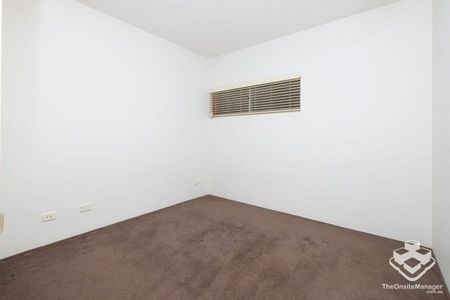 2.5 Bed, 2 bath spacious unit - Atrium outlook - Photo 3