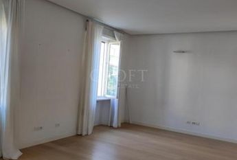 Parioli-Piazza delle Muse: Restored 3 bedroom, 3 Bath, spacious living, kitchen, balcony, near park, master bed & 2 single bedrooms. Ref 1045