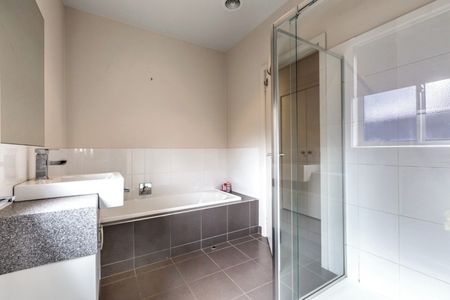 NEAT 3 BEDROOM TOWNHOUSE - Photo 5