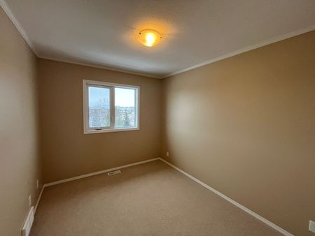 3 Bedroom Property in Evergreen - Photo 4