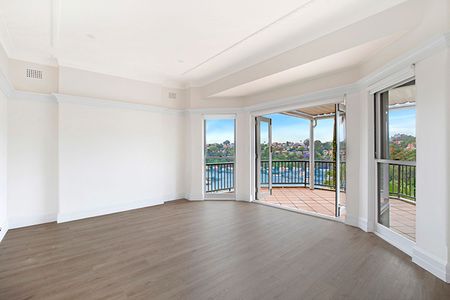 TOP-FLOOR BAYSIDE APARTMENT WITH EXPANSIVE MOSMAN BAY VIEWS - Photo 4
