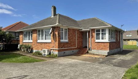 Beautifully Renovated 3-Bedroom Home in Prime Mount Roskill Location - Photo 3