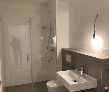 Neubau Erstbezug: Voll möblierte 1-Zimmer Wohnung mit EBK/Balkon - Photo 1