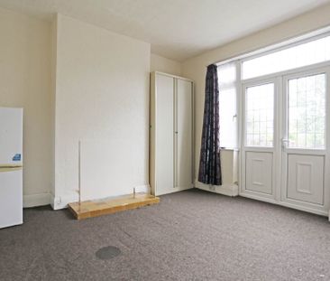 Price £2,500 pcm - Available Now - Part Furnished - Photo 1