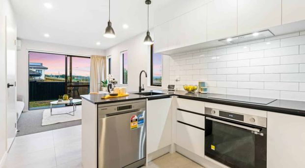 Modern 2-Bedroom Duplex with Study - Family-Friendly & Handy Location - Photo 1