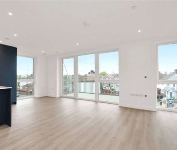 A fantastic three bedroom apartment available in an exceptional London canal side development. - Photo 1