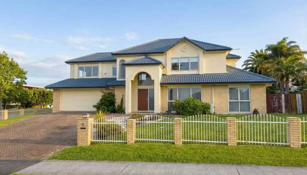 Premium 5-Bedroom Family Residence in Golflands - Photo 1