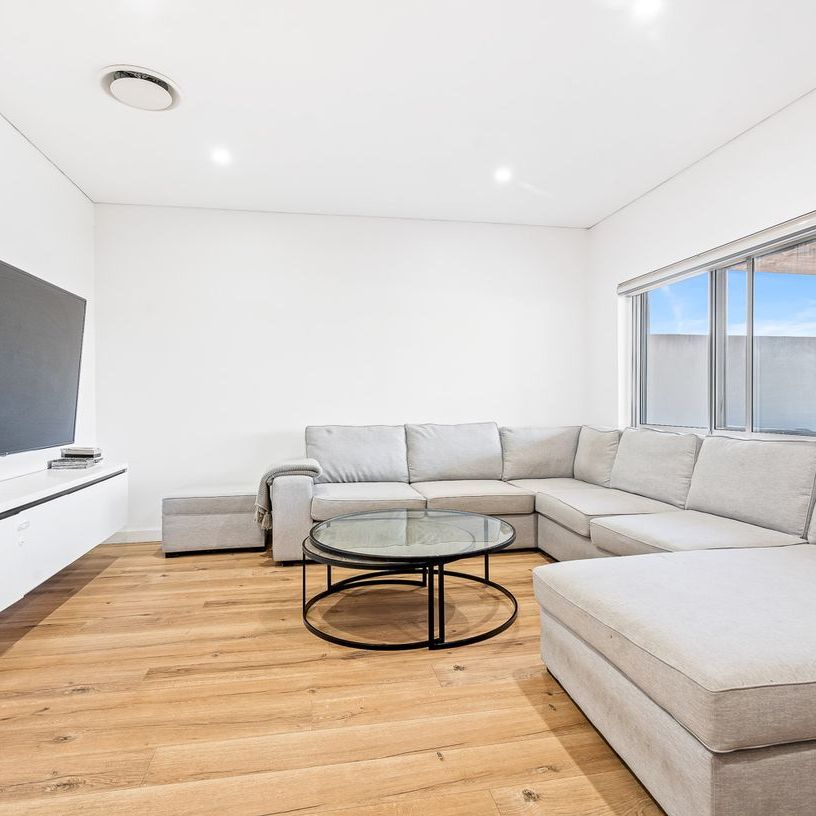 Modern & Spacious, A Home Ready For Easy Living - Photo 1