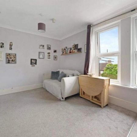 2 Bedroom Flat, Mill Road, Burgess Hill - Photo 3