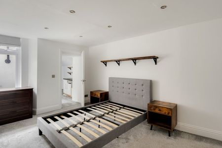 2 Bed Flat - Photo 4