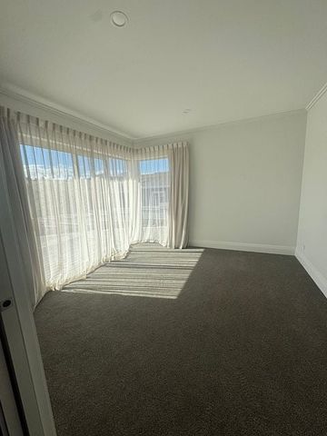 Sunny Brighton 3 Bedroom Home - Photo 5