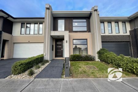 ELEGANT & LOW-MAINTENANCE TOWNHOUSE - Photo 3