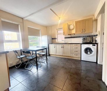 3 bedroom flat to rent - Photo 4