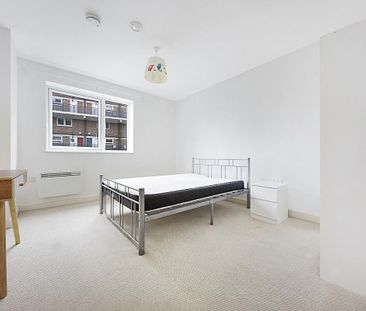 2 bedroom flat in London - Photo 1