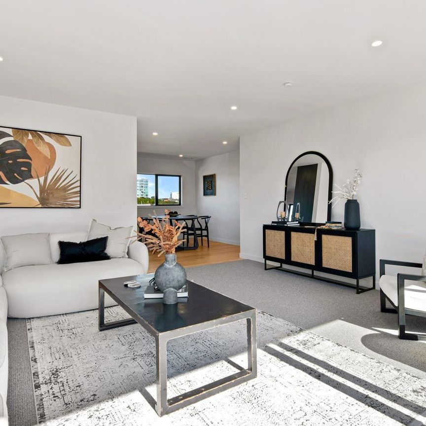 Modern Coastal Living in the Heart of Milford - 2/1 Omana Road, Milford - Photo 1