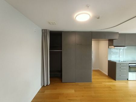 Modern 1-Bedroom Apartment with Stunning City View - Photo 5