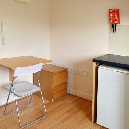 High Street, LONDON - Photo 3