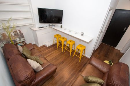 EASY & CONNECTED FOUR BEDROOM APARTMENT - Photo 2