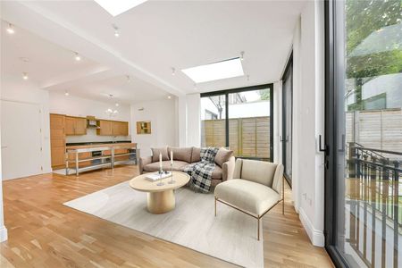 Stylish 4 bedroom duplex apartment, in a sought after location with a private garden. - Photo 5