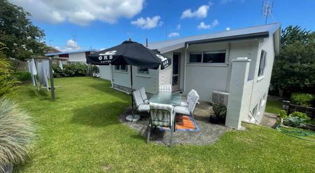 5 Bedroom Family Living in Brookfield - Photo 2