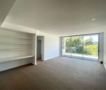 Luxury Lakeside Apartment - Photo 3