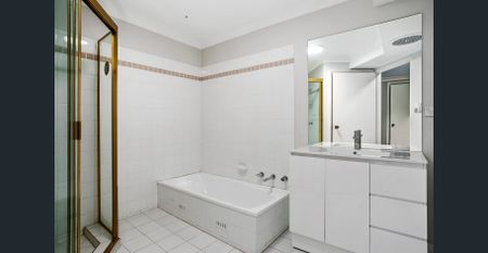 Spacious townhouse set in a convenient location - Photo 3