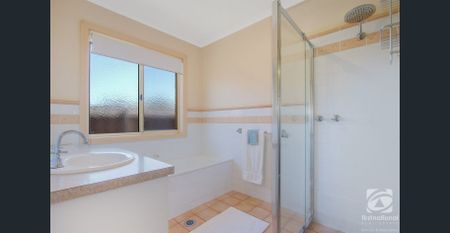 COMFORTABLE FAMILY HOME - Photo 5