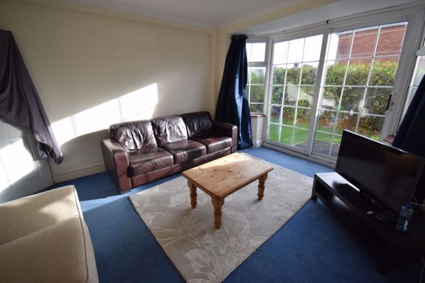 4 Bedroom House To Rent in Ensbury Park - £2,800 pcm Tenancy Info - Photo 1