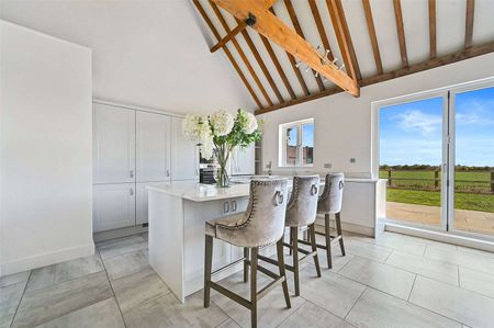 An impressive four bedroom renovated Barn conversion in a idyllic rural setting - Photo 3