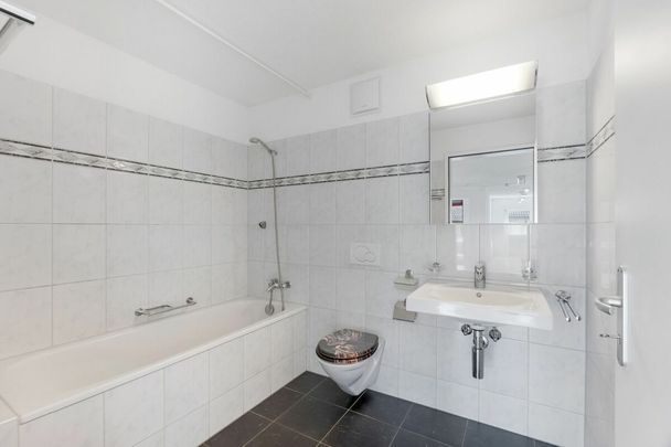 Central family apartment with two balconies - Photo 1