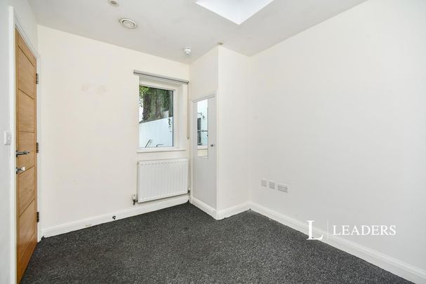 3 bedroom end of terrace house to rent - Photo 1