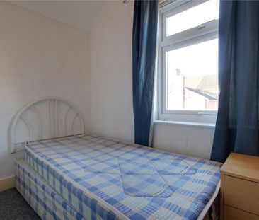 3 bed terraced house to rent in Warwick Street, Middlesbrough, TS1 - Photo 2