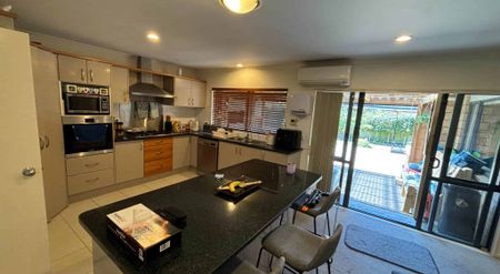 Large Family Home in Flatbush - Photo 3