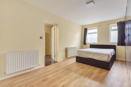 4 bedroom semi-detached house to rent - Photo 2