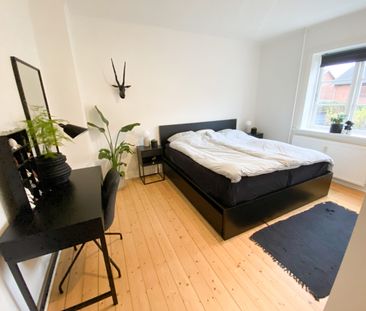 Skøn og rummelig 2-værelses lejlighed med dele-have - Photo 6