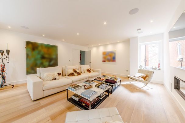 Available to let is this family home within a short walk of Ascot High Street - Photo 1