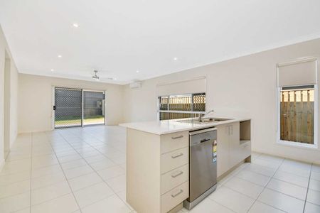 FAMILY FRIENDLY 4 BEDROOM HOME - Photo 4