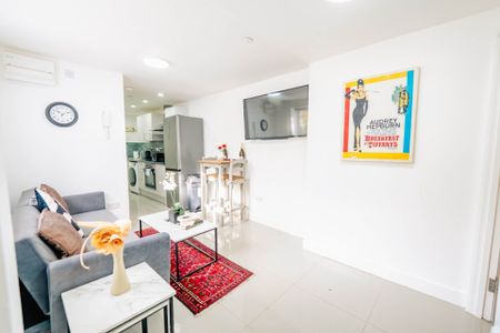 Price £1,300 pcm - Available 03/10/2026 - Furnished - Photo 4
