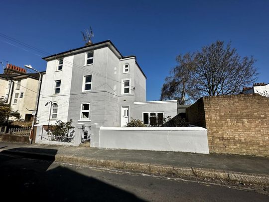 6 bedroom end of terrace house to rent - Photo 1