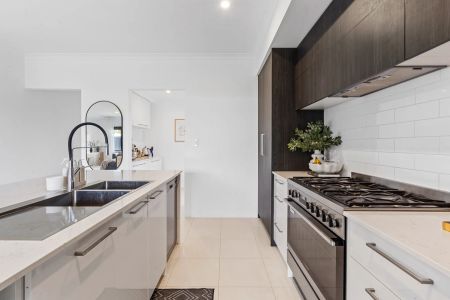 Spacious & Stylish 3 Bed / 2 Bath Home on a Corner Block - Photo 5