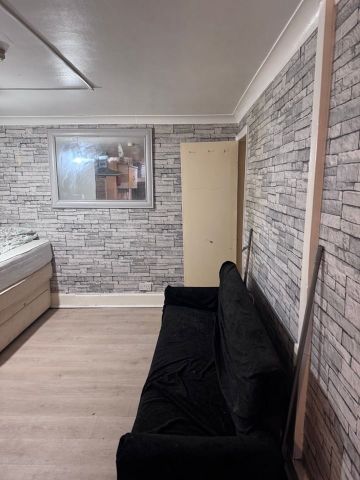 Studio Flat, Edinburgh Grove, LS12 - Photo 2