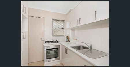 TOP FLOOR APARTMENT IN SOUGHT AFTER NEW FARM! - Photo 5