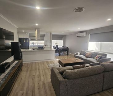 STYLISH, FULLY RENOVATED UNIT IN A GREAT LOCATION! - Photo 1