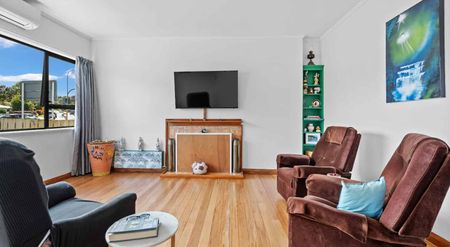 Charming Two Bedroom - Photo 4