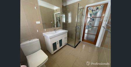 Prime Main Road Location - Spacious Family Home Close to Schools & Station - Photo 4