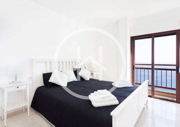 Amplio apartamento de cuatro dormitorios con vistas al mar en Radazul Bajo