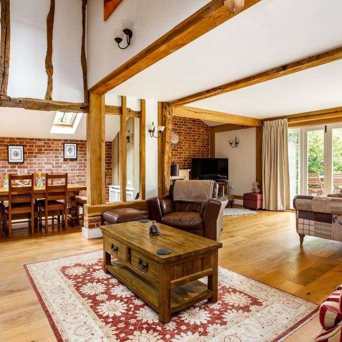 A beautifully presented coach house boasting character throughout. - Photo 1