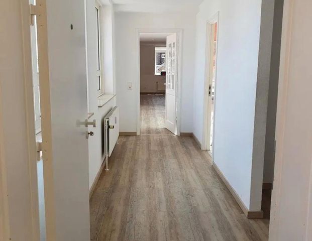 2-Zimmer-Dachgeschosswohnung mit separatem Bad – attraktiv - Foto 1