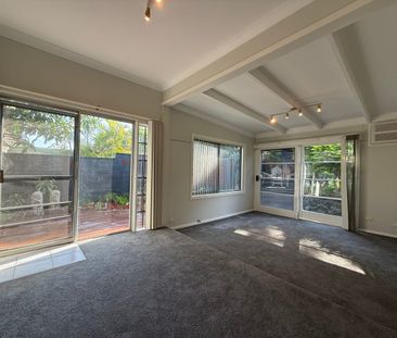 Comfort, Space & Serenity in the Heart of Cardiff - Photo 1