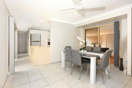 Charming Parkwood Home Close To The M1 - Photo 3